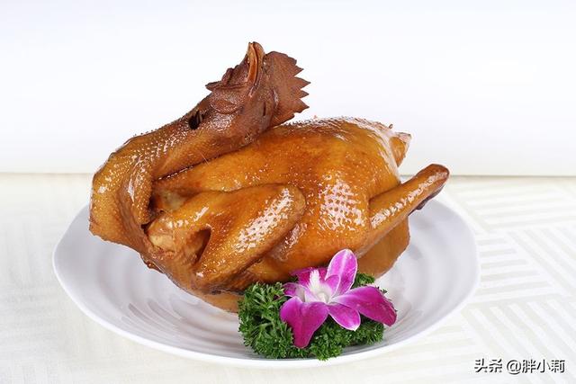 用电饭锅做酱油鸡简单的，过年用电饭锅做烤鸡味道鲜美肉质嫩滑比大饭店还好吃