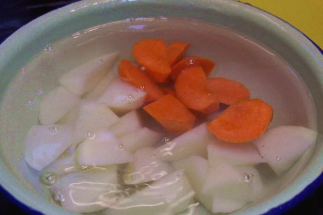 煮肉什么时候放盐，炖牛肉放盐什么时候合适（不管炖啥肉不要提前放盐）