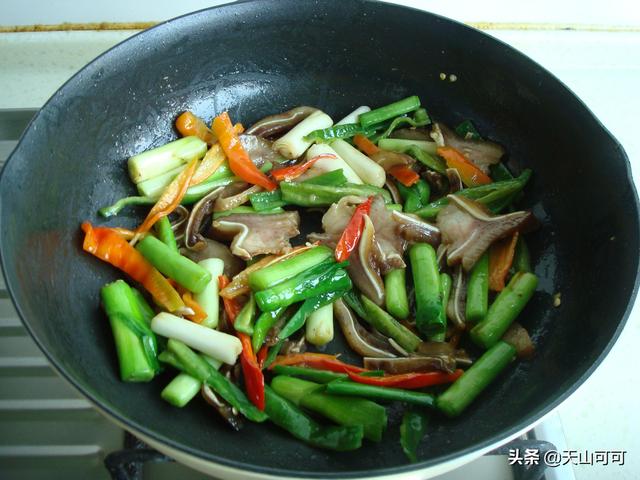 猪耳朵怎么炒好吃，猪耳朵怎么炒简单好吃（清新搭配口感爽脆）
