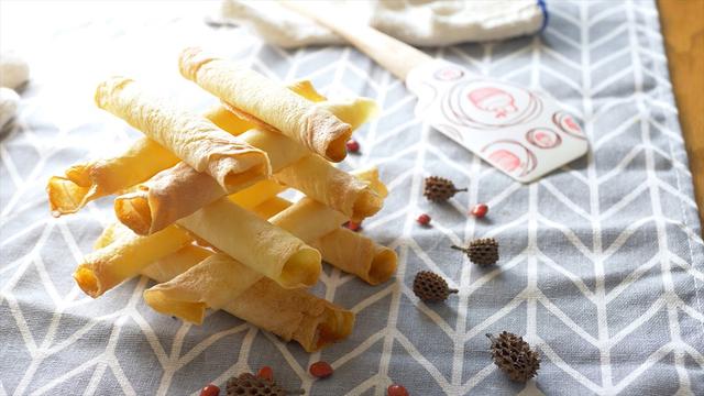 平底锅手工蛋卷的制作酥脆香甜，2个鸡蛋1碗面粉教你做