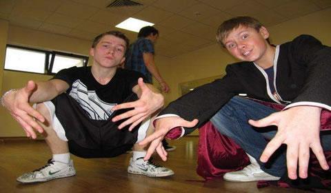 t1m鬼步舞背景音乐，鬼步舞是不是都有几种