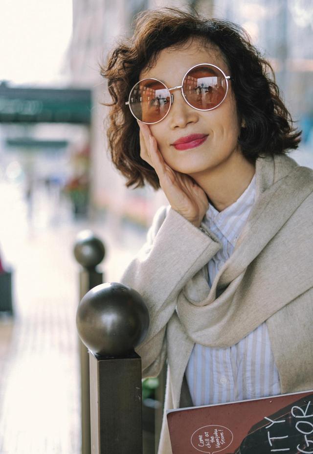 脸小的女生适合什么样的发型，好看显脸小适合所有脸型的发型