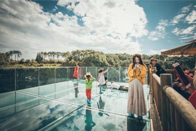 十一假期出游可畅玩银杏湖乐园，湖光山色风景迷人