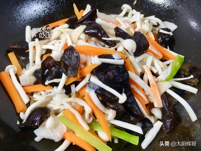 清水辟谷复食食谱，那晚上就来个：炝拌西葫芦