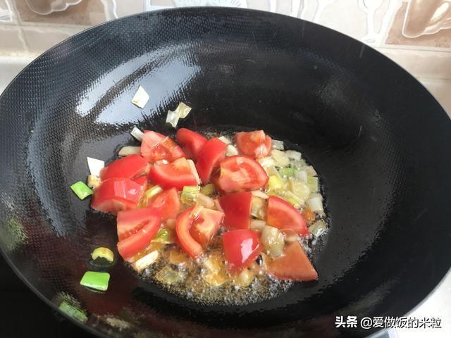 尖椒土豆片儿怎么炒的，家常的做法饭店的味道