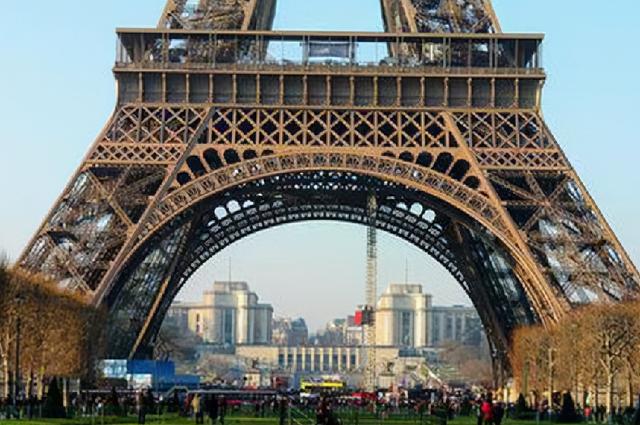 法国埃菲尔铁塔具体介绍，曾被认为是巴黎最大败笔