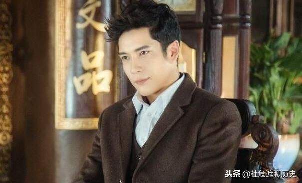 记梁任公的一次演讲人物描写，梁公到清华大学演讲