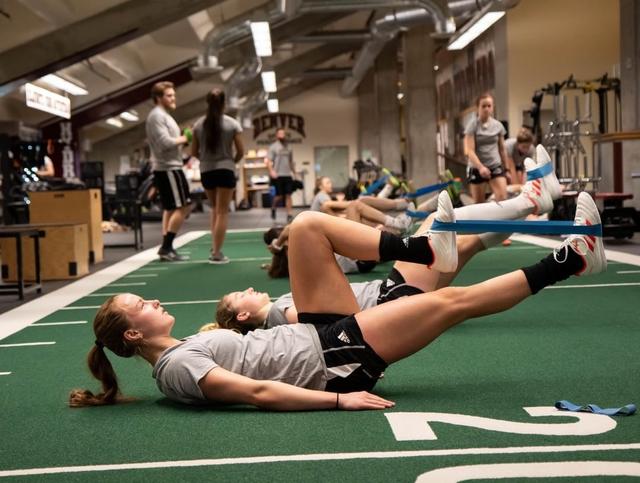 腘绳肌训练动作，12种腘绳肌训练方法（腘绳肌和臀部屈肌紧）