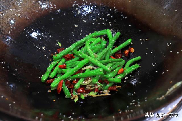 长豆角怎么炒好吃又简单，大厨教你长豆角的新做法