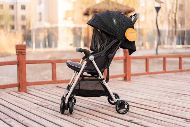 quinny婴儿推车折叠，这是给宝宝的第一辆座驾