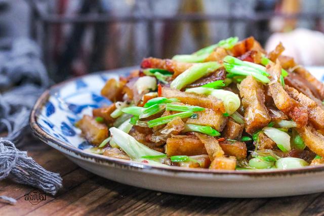 野藠头炒腊肉怎么炒好吃，咸香不腻的藠头炒咸肉