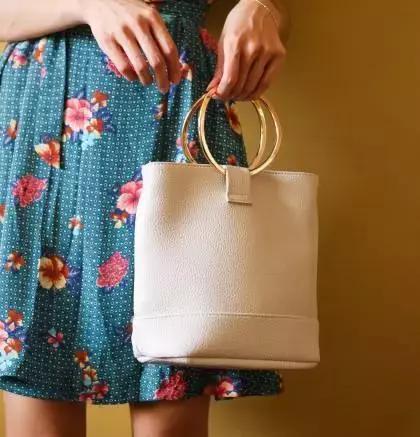 很流行的轻复古女装照着穿就够美，复古女人味搭配示范