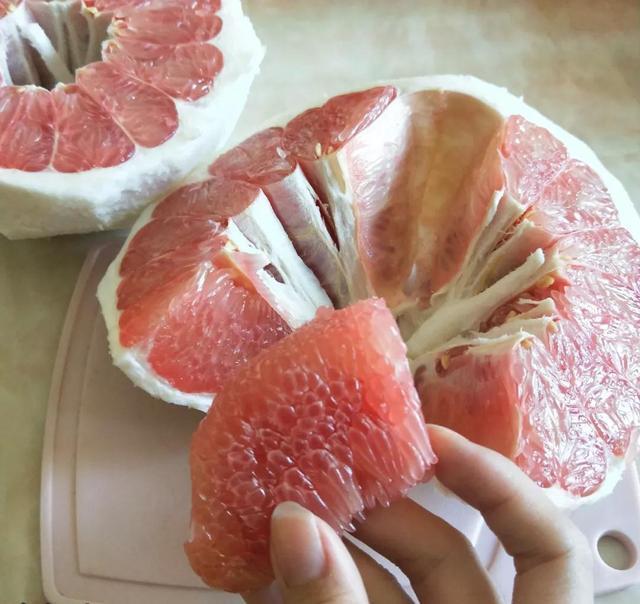 柚子怎么剥皮小妙招，不仅能剥出的完整的果肉