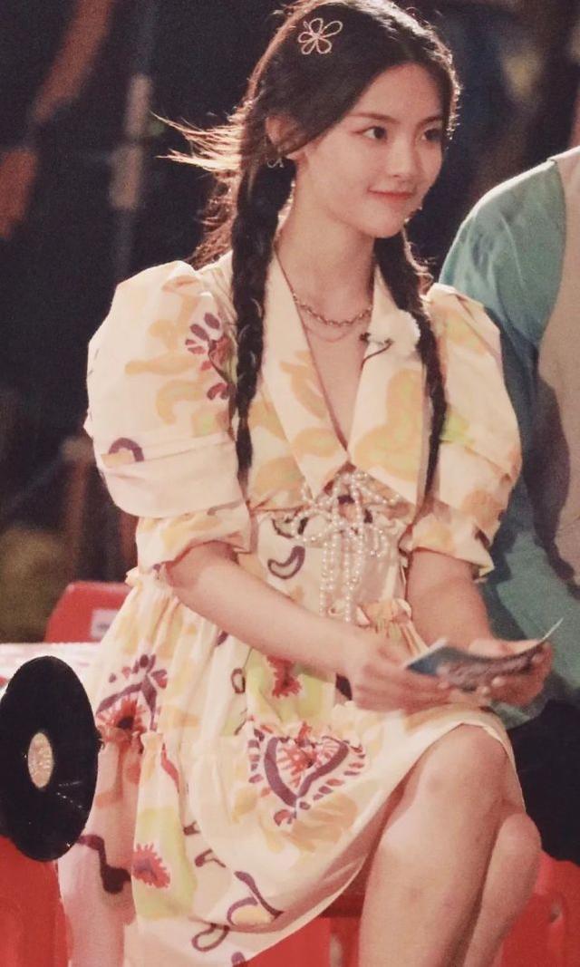 火箭少女101解散，楊超越穿公主裙配雙麻花辮造型，顏值越來越高 娛樂八卦吃瓜 第2张