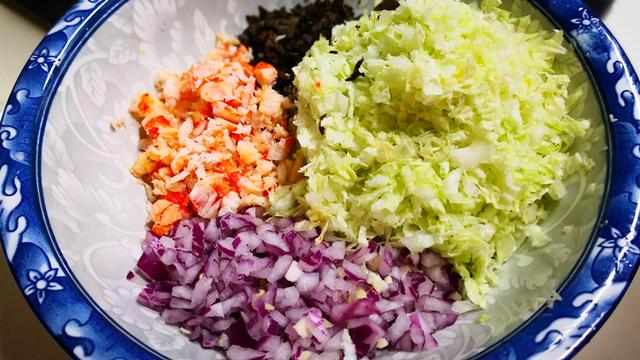 白菜饺子馅的做法，白菜馅饺子怎么做又嫩又好吃（先别放盐和料酒）