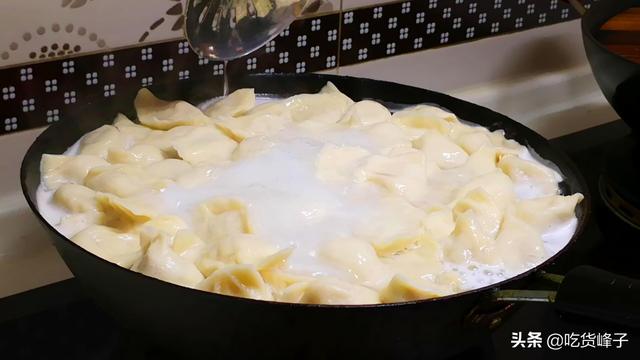 冻饺子煮多长时间，煮冻饺子时最忌水开下锅（冻饺子煮多长时间为宜）