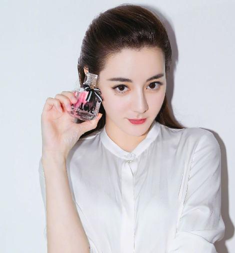 夏天喷香水的正确方法，掌握这些小细节，让香味更持久