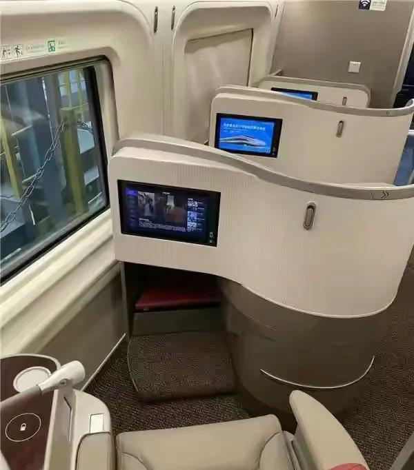 动车商务座图片，高铁复兴号卧铺二等座（科普，高铁不同座位区别在哪）