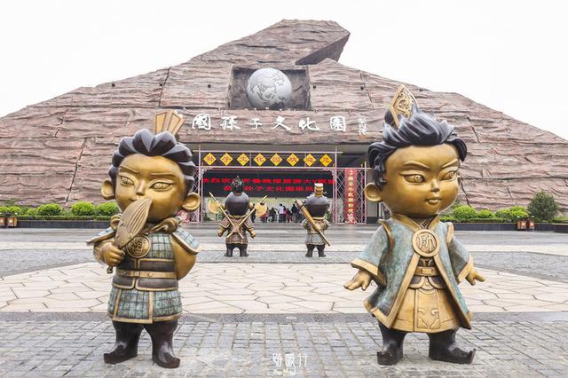 山东哪里有冰雪大世界，山东青州游客冰雪世界享清凉