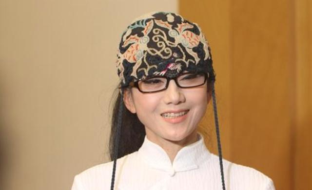 杨丽萍为什么总戴帽子，杨丽萍为什么戴帽子十年