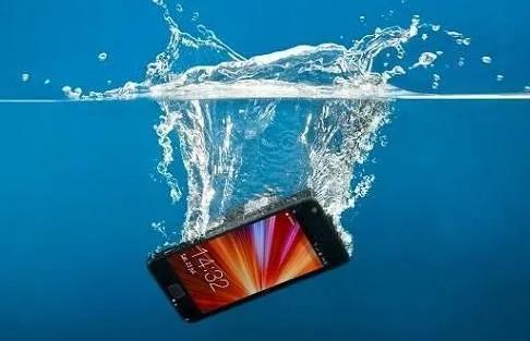 手机掉水里了怎么办，手机掉在水里了现在咋办呢（教你几招可让手机起死回生）