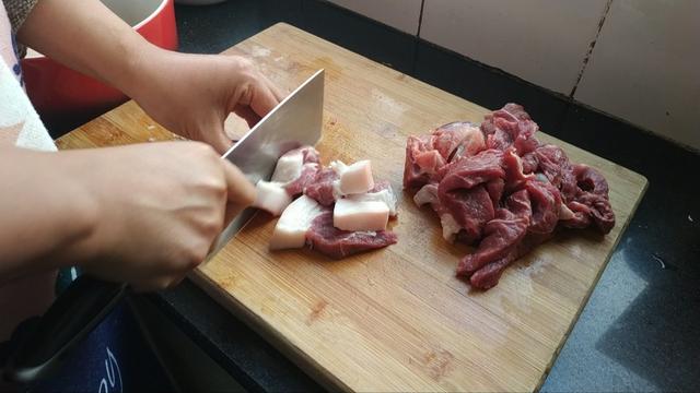 芹菜牛肉水饺如何调馅，牛肉饺子馅怎么调才能鲜嫩（这样做牛肉芹菜饺子）