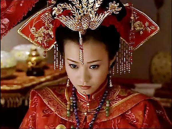 38岁杨蓉终于高调一回，穿红T配红纱裙娇艳妩媚