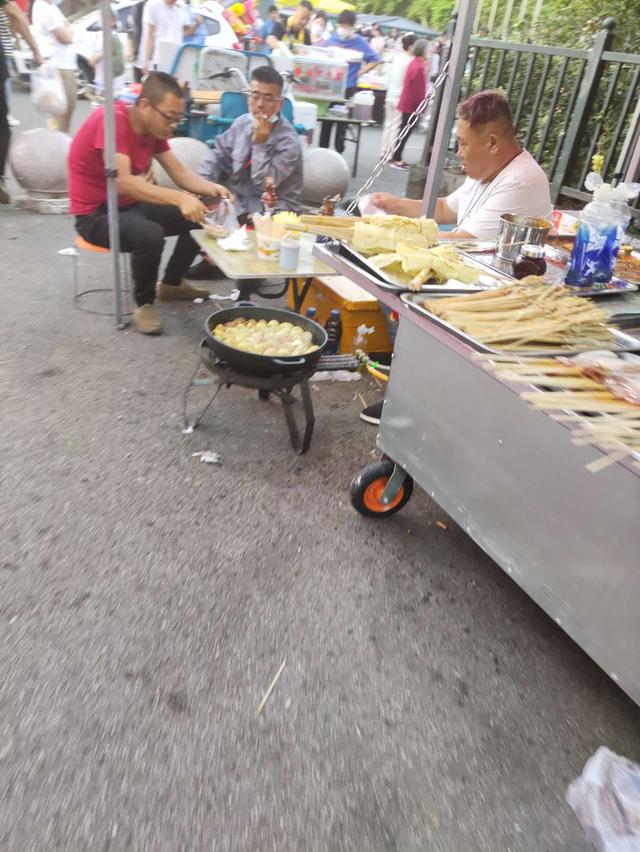 青岛有几个小吃夜市，青岛夜市上这两样重口味东西