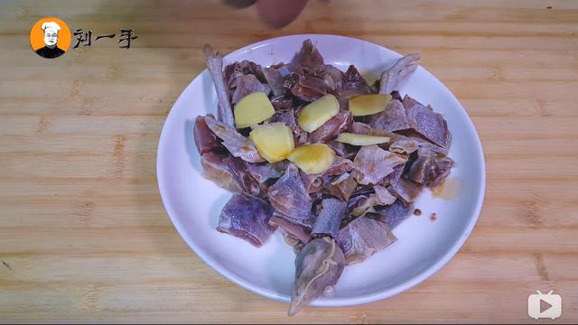 咸鸡怎么做好吃，自家腌制咸鸡怎么做好吃（自制传统盐水鸡）
