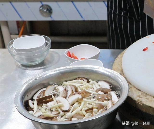 教你在家做素炒香菇做法简单，大厨教你做鲜菌炒香菇最好吃做法