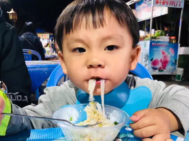 西双版纳江边夜市，西双版纳最火爆的夜市（到西双版纳一定要知道的五件事）