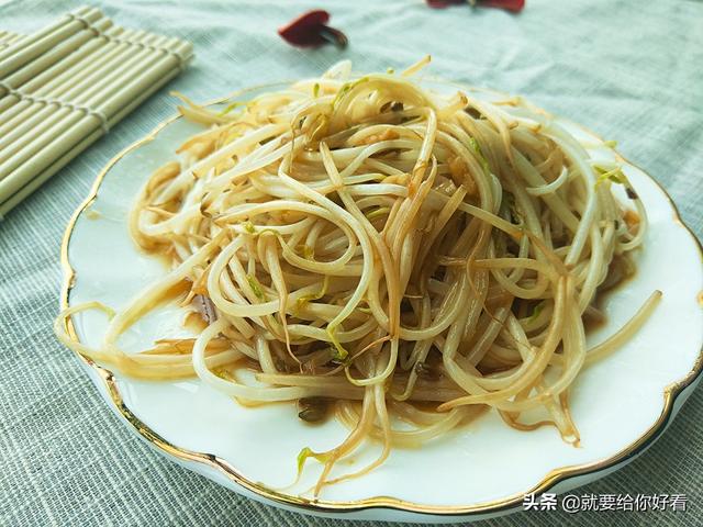 在家自己如何炒绿豆芽，家常清炒绿豆芽