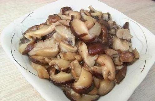 炒香菇需要焯水吗，香菇炒之前需要焯水吗（香菇鲜香又入味）