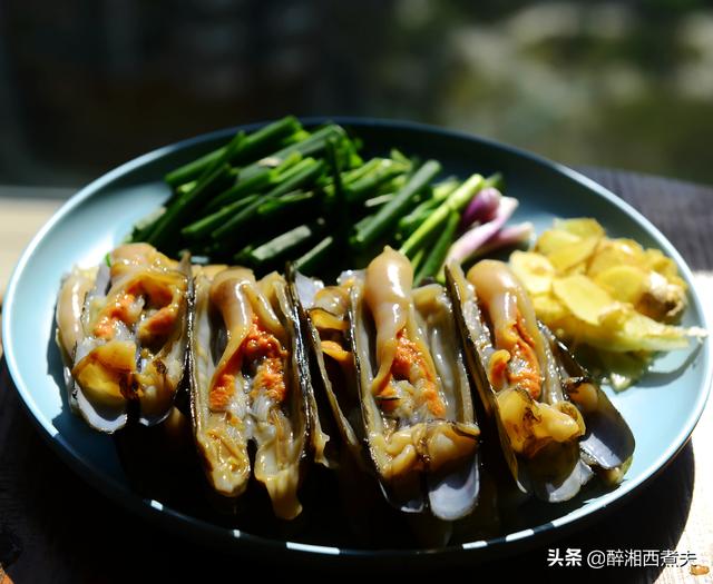 蛏子怎么做才能做出街边小吃的味，肥美的蛏子只需与姜葱简单爆炒