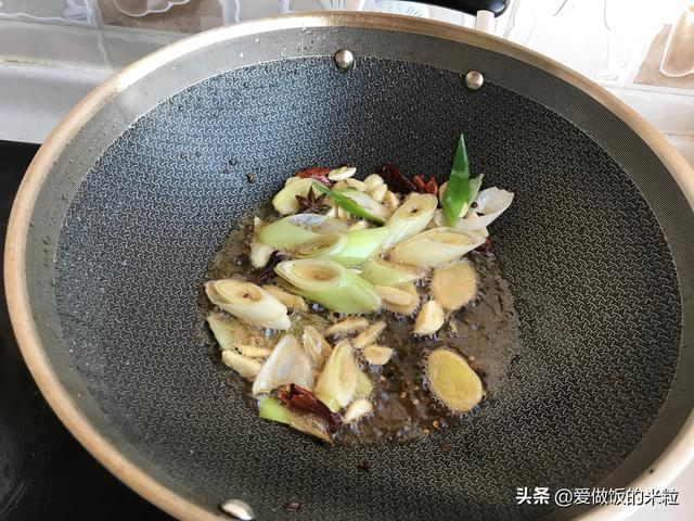 家常炖鲢鱼怎么做好吃，这样炖鱼不粘锅