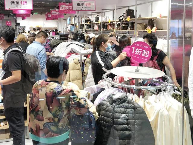 唯品特卖会服装，唯品仓快闪店空降南宁