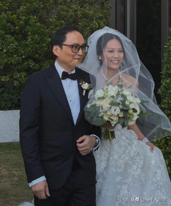 香港霍咏盈婚后装扮，霍英东孙女霍咏盈低调完婚