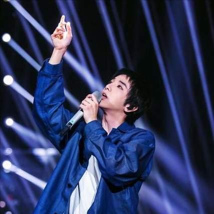 华晨宇女朋友是谁，华晨宇最早的女朋友（男方工作女方甜蜜跟随）