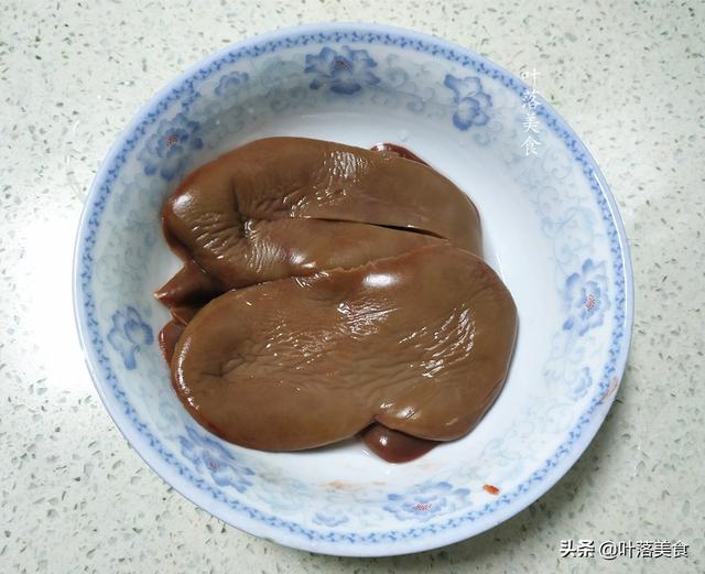 猪腰子怎么炒好吃，怎么爆炒猪腰好吃（去腥去膻还滑嫩）