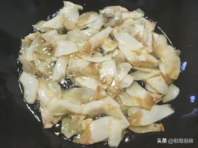 炸薯片的家常做法，家常炸薯片最简单做法（教你在家炸薯片）