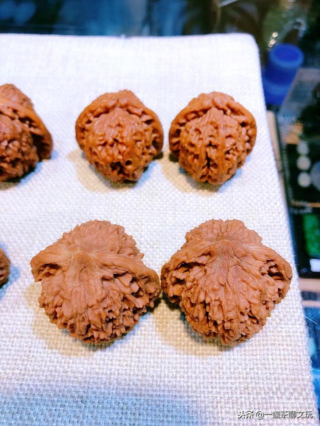 文玩核桃拿到手怎么盘着挺讲究，文玩核桃应该怎么玩
