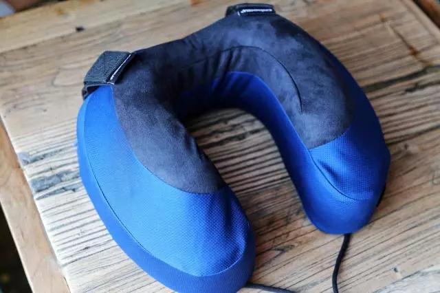 护颈枕的正确枕法，正确戴脖枕（热敷、按摩双面结合）