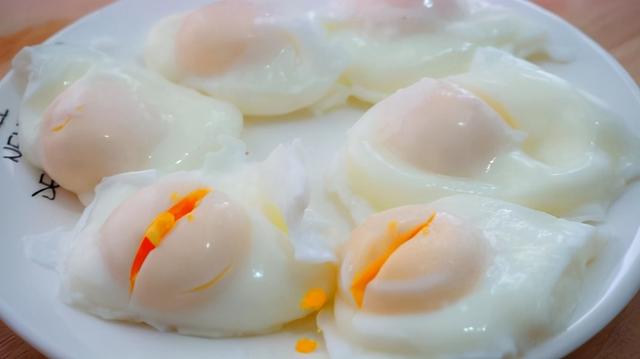 水煮荷包蛋最简单做法，水煮荷包蛋容易散花