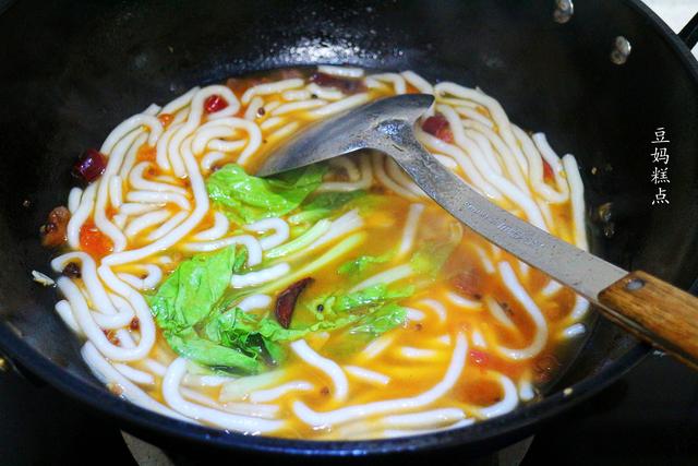 兒子要吃土豆粉，我煮時加了1個西紅柿，他刺溜吃了一大碗~ 熱愛美食 第11张