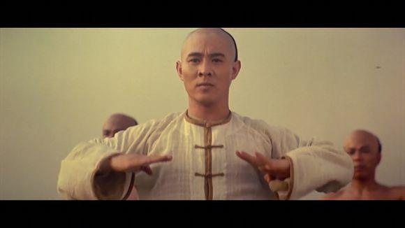 李连杰现在在哪里，功夫巨星李连杰现在哪里生活（与杨紫琼亲密合影感情好）