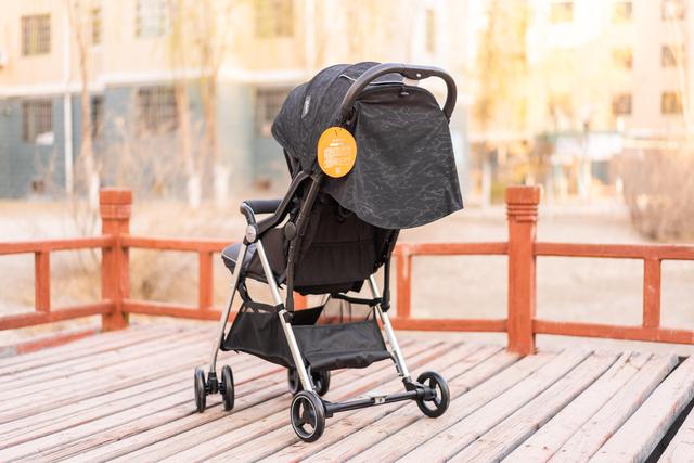 quinny婴儿推车折叠，这是给宝宝的第一辆座驾