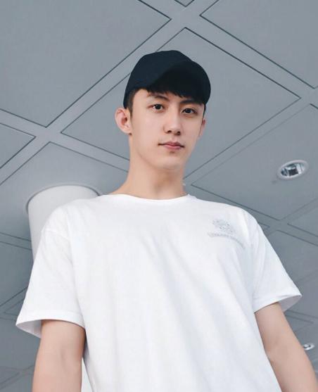 黄景瑜的家境怎么样，黄景瑜父母罕曝光（黄景瑜谈父母落泪）