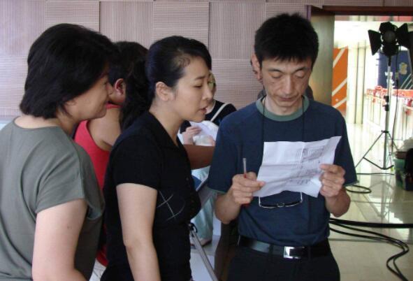 张嘉译真的是敬业的老戏骨，张嘉译艳福不浅