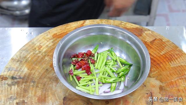 椒盐牛蛙最佳搭配，一只牛蛙炒一盘
