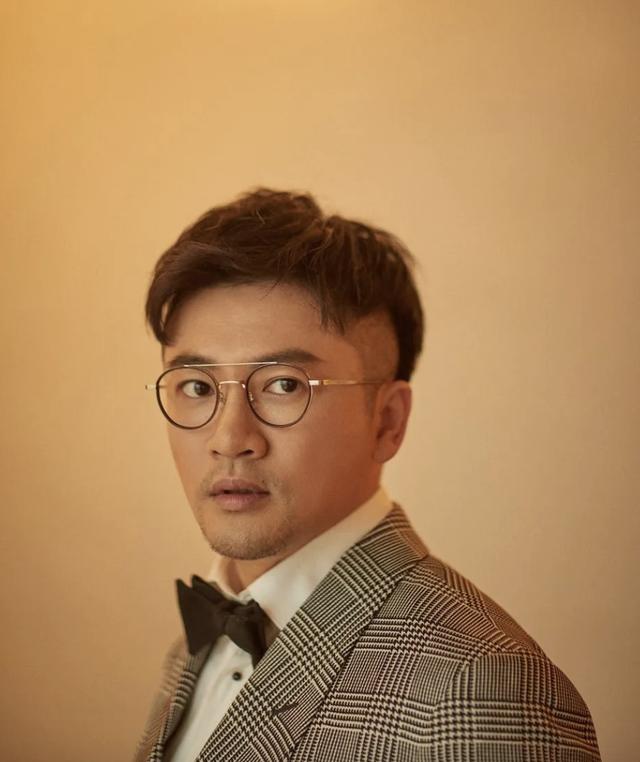 彭于晏的卧蚕是怎么练的，彭于晏这个看着成熟内心童真的人你喜欢么